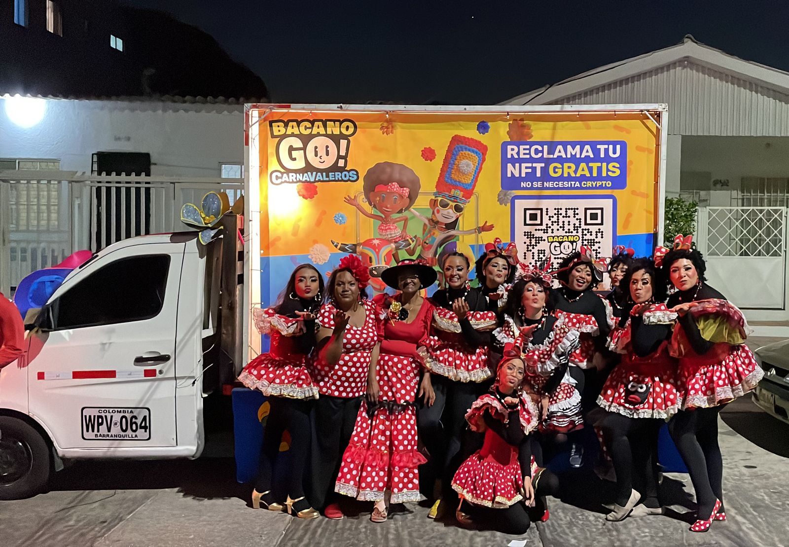 Las Puloy con el carro en Barranquilla